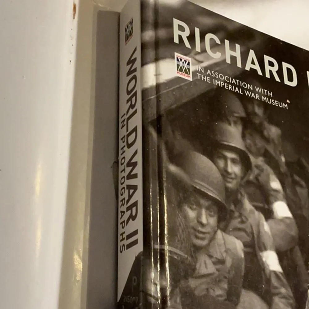 World War II in Photographs - Black Hardcover